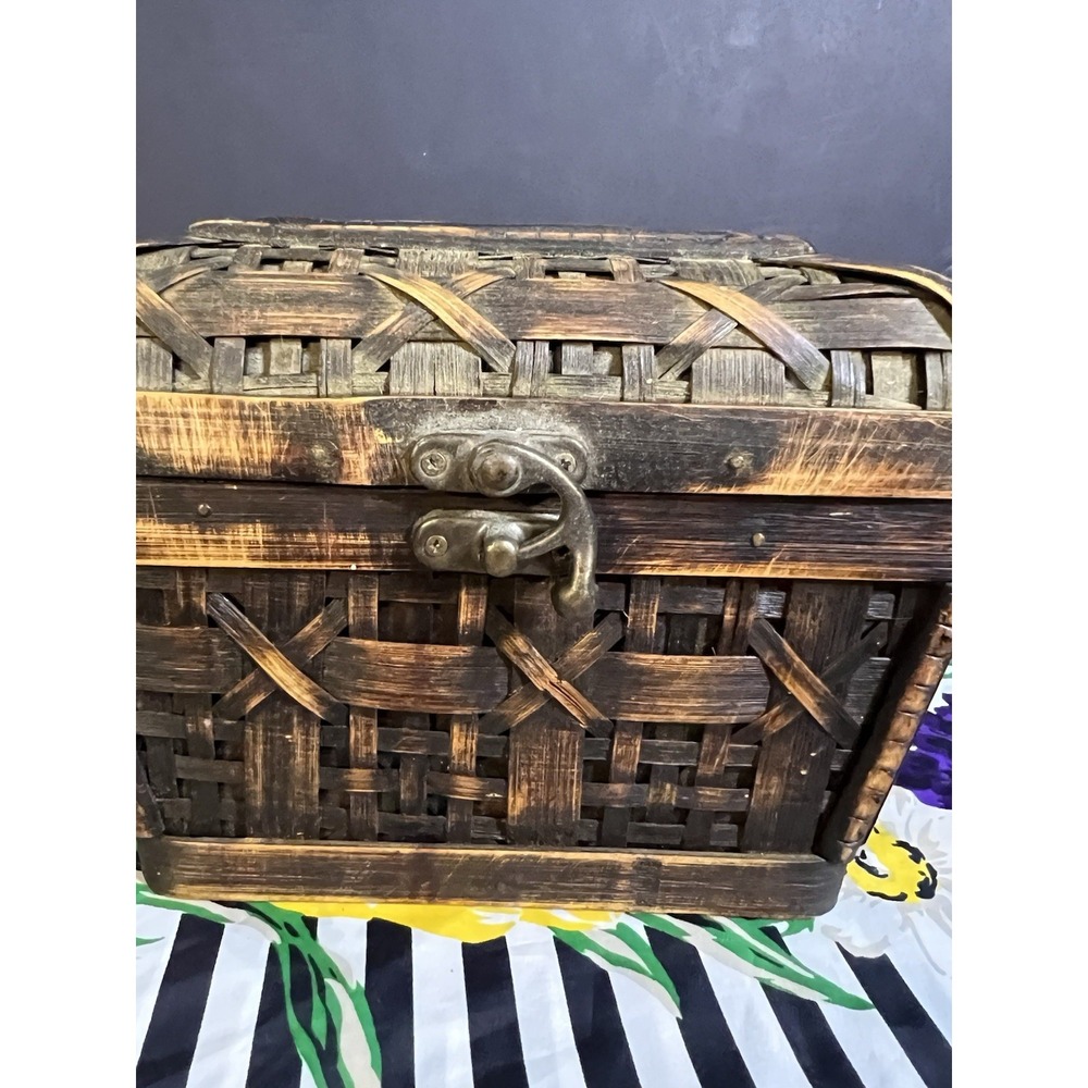 Vintage Woven Wood Basket/ Box With Lid Hinged Lever Closure7x4x5‎  (2051)